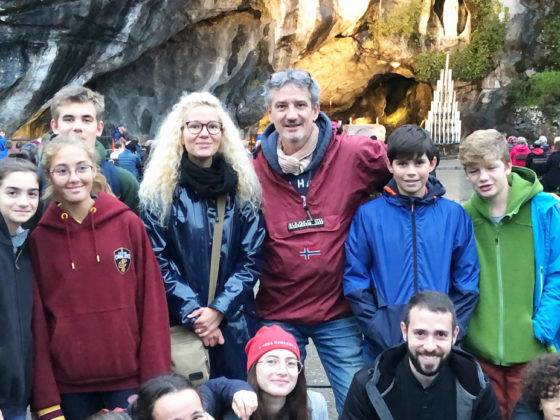 Groupe de l'aumônerie devant la grotte à Lourdes
