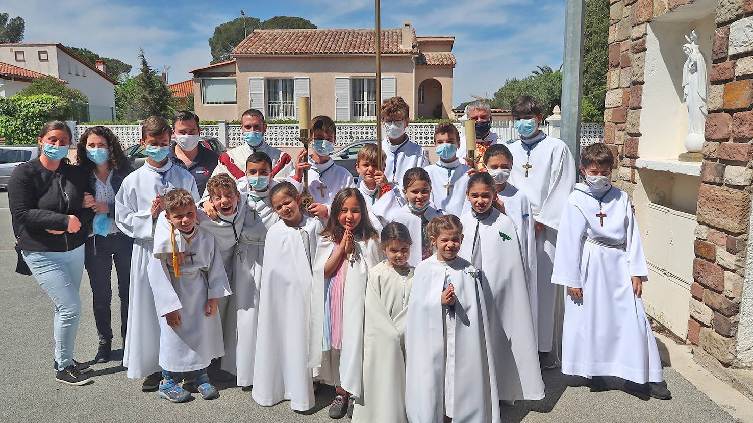 Progression des enfants de choeur et des servantes de l'assemblée à